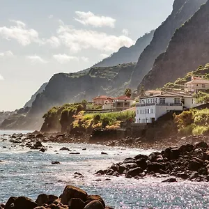 the-waves-hostel.madeira-islandshotels.com/